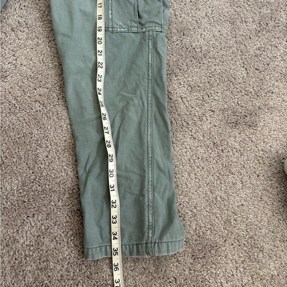 Y2K American Eagle  low rise cargo pants  
Size 6- 32 in. waist/35.5 in. length - Picture 3 of 6